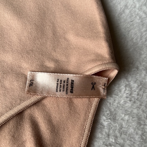 SKIMS Essential Scoop Neck Bodysuit in Sandstone - Picture 12 of 15